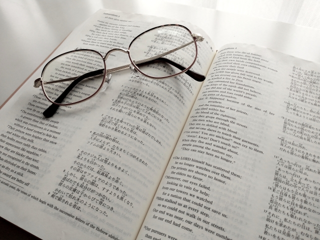 英文と日本語の対訳の聖書と眼鏡